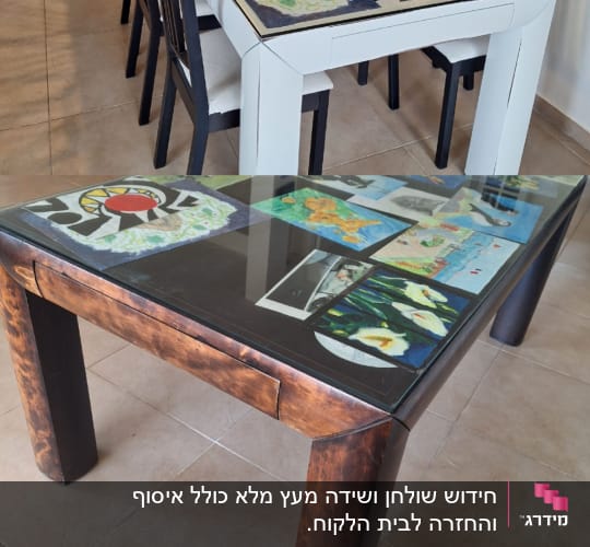 שולחן עם משטח זכוכית ותמונות צבעוניות מתחת